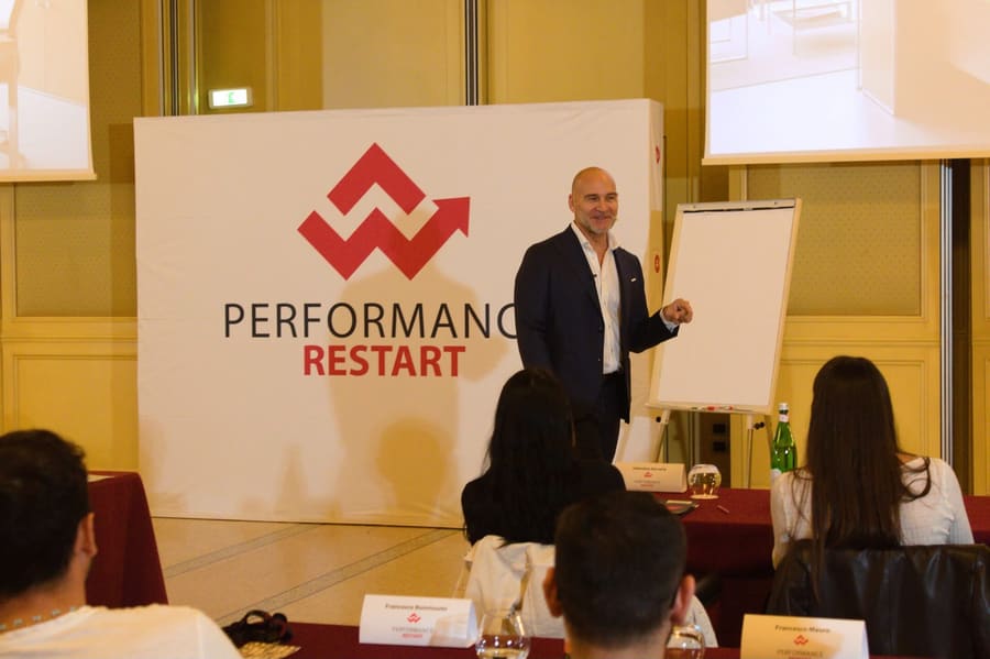 Max Foroni in aula davanti ai partecipanti durante l'edizione di ottobre 2026 di Performance Restart